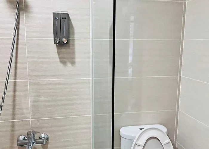 Easyworld One Uptown Bgc Apartment Manila